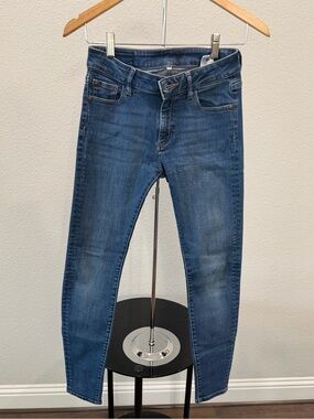 Women’s Skinny Jeans in Medium Blue Wash